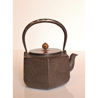 堤手銀象嵌　斑柴銅蓋菊蘭竹梅　釜師系六角鉄瓶　H456