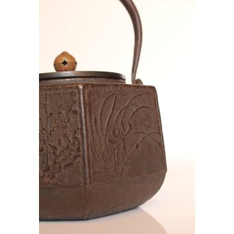 堤手銀象嵌　斑柴銅蓋菊蘭竹梅　釜師系六角鉄瓶　H456 