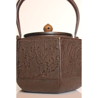 堤手銀象嵌　斑柴銅蓋菊蘭竹梅　釜師系六角鉄瓶　H456 