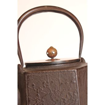 堤手銀象嵌　斑柴銅蓋菊蘭竹梅　釜師系六角鉄瓶　H456 