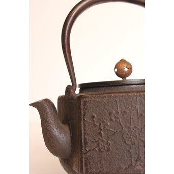 堤手銀象嵌　斑柴銅蓋菊蘭竹梅　釜師系六角鉄瓶　H456 