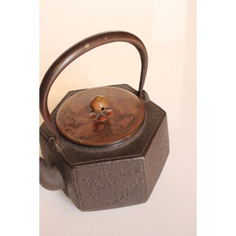 堤手銀象嵌　斑柴銅蓋菊蘭竹梅　釜師系六角鉄瓶　H456 