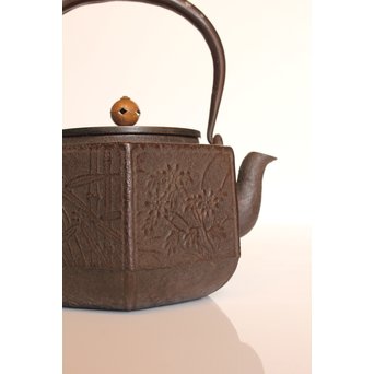 堤手銀象嵌　斑柴銅蓋菊蘭竹梅　釜師系六角鉄瓶　H456 