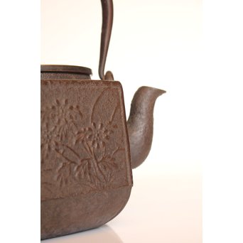 堤手銀象嵌　斑柴銅蓋菊蘭竹梅　釜師系六角鉄瓶　H456 