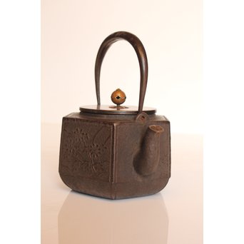 堤手銀象嵌　斑柴銅蓋菊蘭竹梅　釜師系六角鉄瓶　H456 