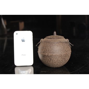 鈴木盛久　白肌日の丸型小型鉄瓶系釜　K345 