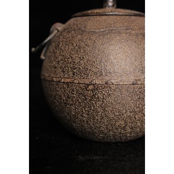 鈴木盛久　白肌日の丸型小型鉄瓶系釜　K345 