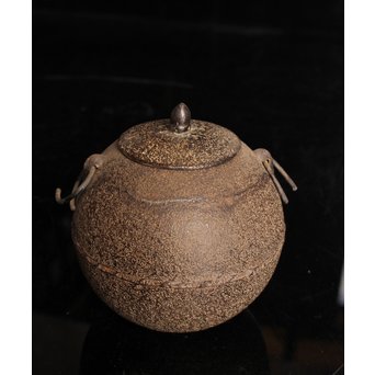 鈴木盛久　白肌日の丸型小型鉄瓶系釜　K345 