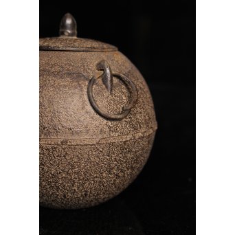 鈴木盛久　白肌日の丸型小型鉄瓶系釜　K345 
