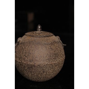 鈴木盛久　白肌日の丸型小型鉄瓶系釜　K345 