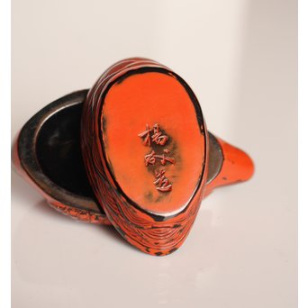 堆朱楊成 木彫根来塗雁形香合　K359 