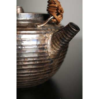 柿畠甚次郎　純銀製籐巻提手芋頭砲口打出銀瓶　K368 