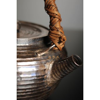 柿畠甚次郎　純銀製籐巻提手芋頭砲口打出銀瓶　K368 