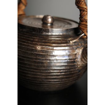 柿畠甚次郎　純銀製籐巻提手芋頭砲口打出銀瓶　K368 