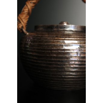 柿畠甚次郎　純銀製籐巻提手芋頭砲口打出銀瓶　K368 