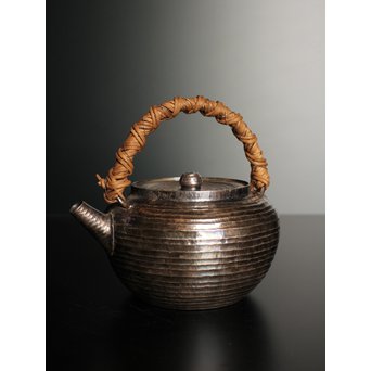 柿畠甚次郎　純銀製籐巻提手芋頭砲口打出銀瓶　K368