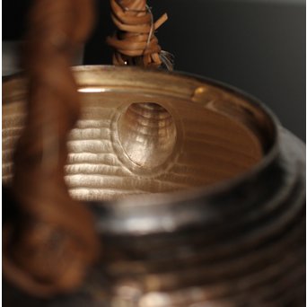 柿畠甚次郎　純銀製籐巻提手芋頭砲口打出銀瓶　K368 