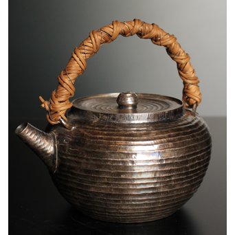 柿畠甚次郎　純銀製籐巻提手芋頭砲口打出銀瓶　K368 