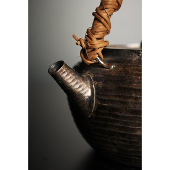 柿畠甚次郎　純銀製籐巻提手芋頭砲口打出銀瓶　K368 