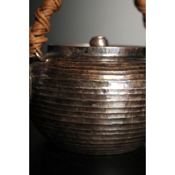 柿畠甚次郎　純銀製籐巻提手芋頭砲口打出銀瓶　K368 