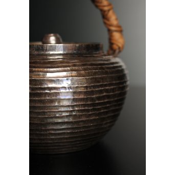 柿畠甚次郎　純銀製籐巻提手芋頭砲口打出銀瓶　K368 