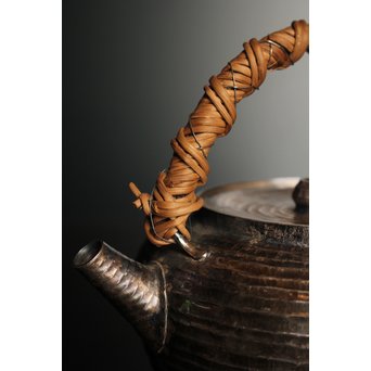 柿畠甚次郎　純銀製籐巻提手芋頭砲口打出銀瓶　K368 