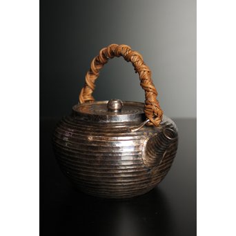 柿畠甚次郎　純銀製籐巻提手芋頭砲口打出銀瓶　K368 