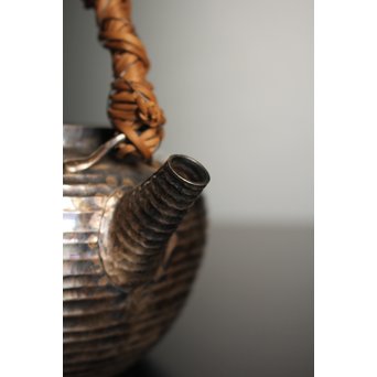 柿畠甚次郎　純銀製籐巻提手芋頭砲口打出銀瓶　K368 