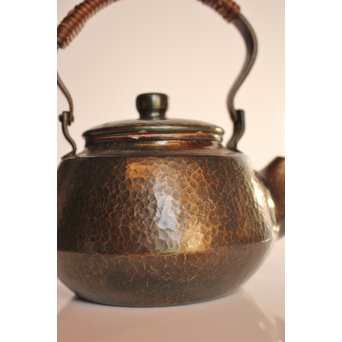 六代玉川堂　口打出下張型鎚起銅製急須　K404 