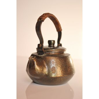 六代玉川堂　口打出下張型鎚起銅製急須　K404 