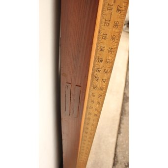 総欅重厚金具格子蔵戸　W523 まっすぐな定規をあてて　反りを見えるようにしています