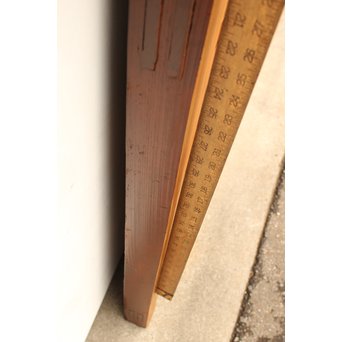 総欅重厚金具格子蔵戸　W523 まっすぐな定規をあてて　反りを見えるようにしています