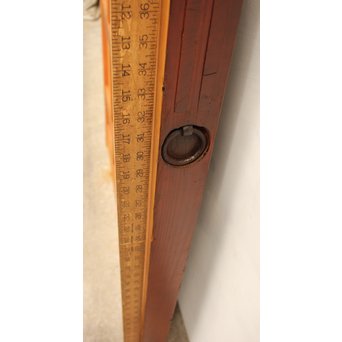 総欅重厚金具格子蔵戸　W523 まっすぐな定規をあてて　反りを見えるようにしています