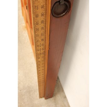 総欅重厚金具格子蔵戸　W523 まっすぐな定規をあてて　反りを見えるようにしています