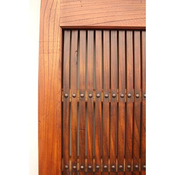 鉄板腰板の総欅格子蔵戸　W528 