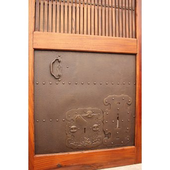 鉄板腰板の総欅格子蔵戸　W528 