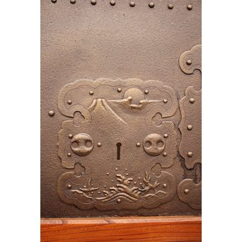 鉄板腰板の総欅格子蔵戸　W528 