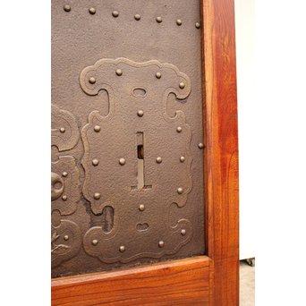 鉄板腰板の総欅格子蔵戸　W528 