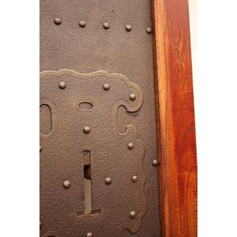 鉄板腰板の総欅格子蔵戸　W528 