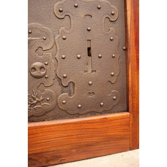 鉄板腰板の総欅格子蔵戸　W528 