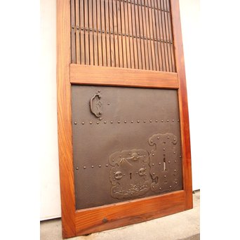 鉄板腰板の総欅格子蔵戸　W528 