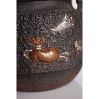 宝尽高盛銀象嵌 鉄瓶　K551 