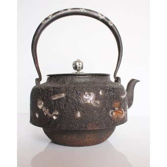 宝尽高盛銀象嵌 鉄瓶　K551 