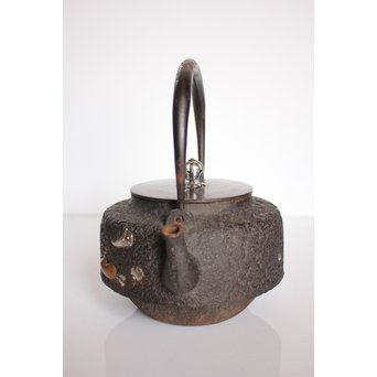 宝尽高盛銀象嵌 鉄瓶　K551 