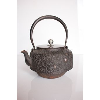 宝尽高盛銀象嵌 鉄瓶　K551 