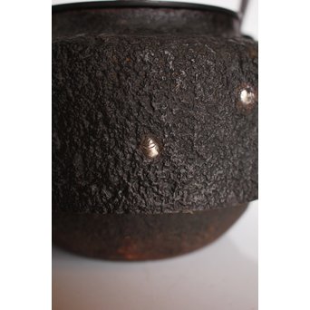 宝尽高盛銀象嵌 鉄瓶　K551 