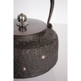 宝尽高盛銀象嵌 鉄瓶　K551 