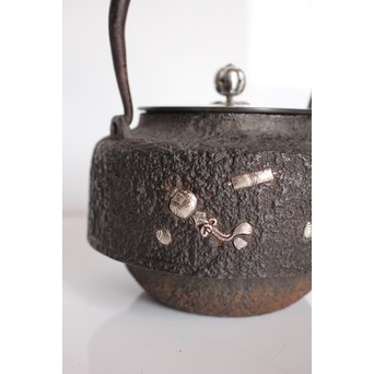 宝尽高盛銀象嵌 鉄瓶　K551 