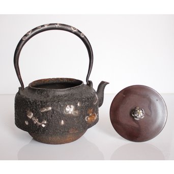 宝尽高盛銀象嵌 鉄瓶　K551 