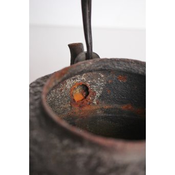 宝尽高盛銀象嵌 鉄瓶　K551 